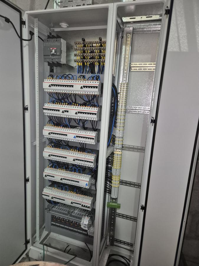 Tablero eléctrico abierto con módulos cableados