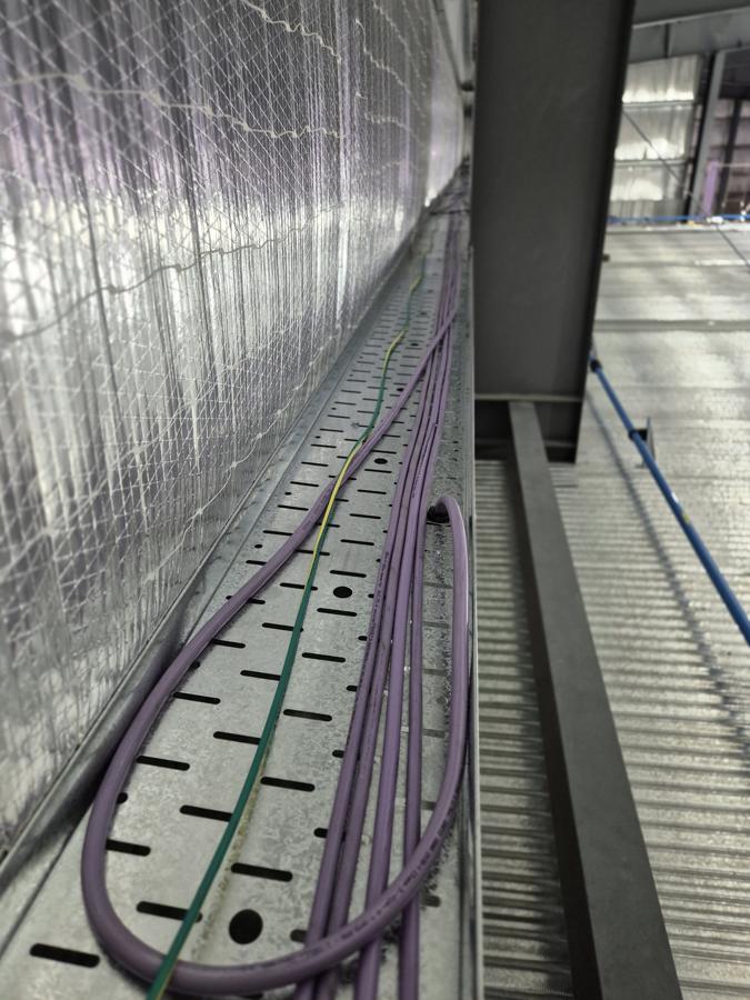 Bandeja portacables con cables de datos en nave